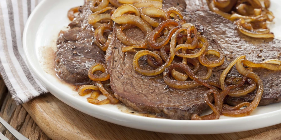 Bife acebolado.