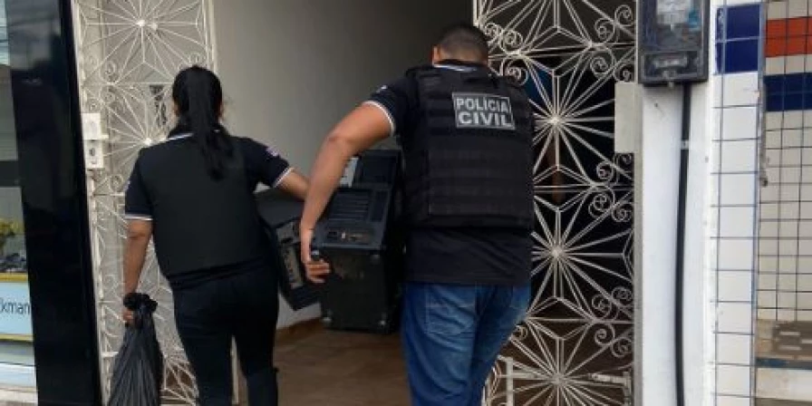 A Polícia Civil apreendeu vários eletrônicos, entre computadores, notebooks e celulares.