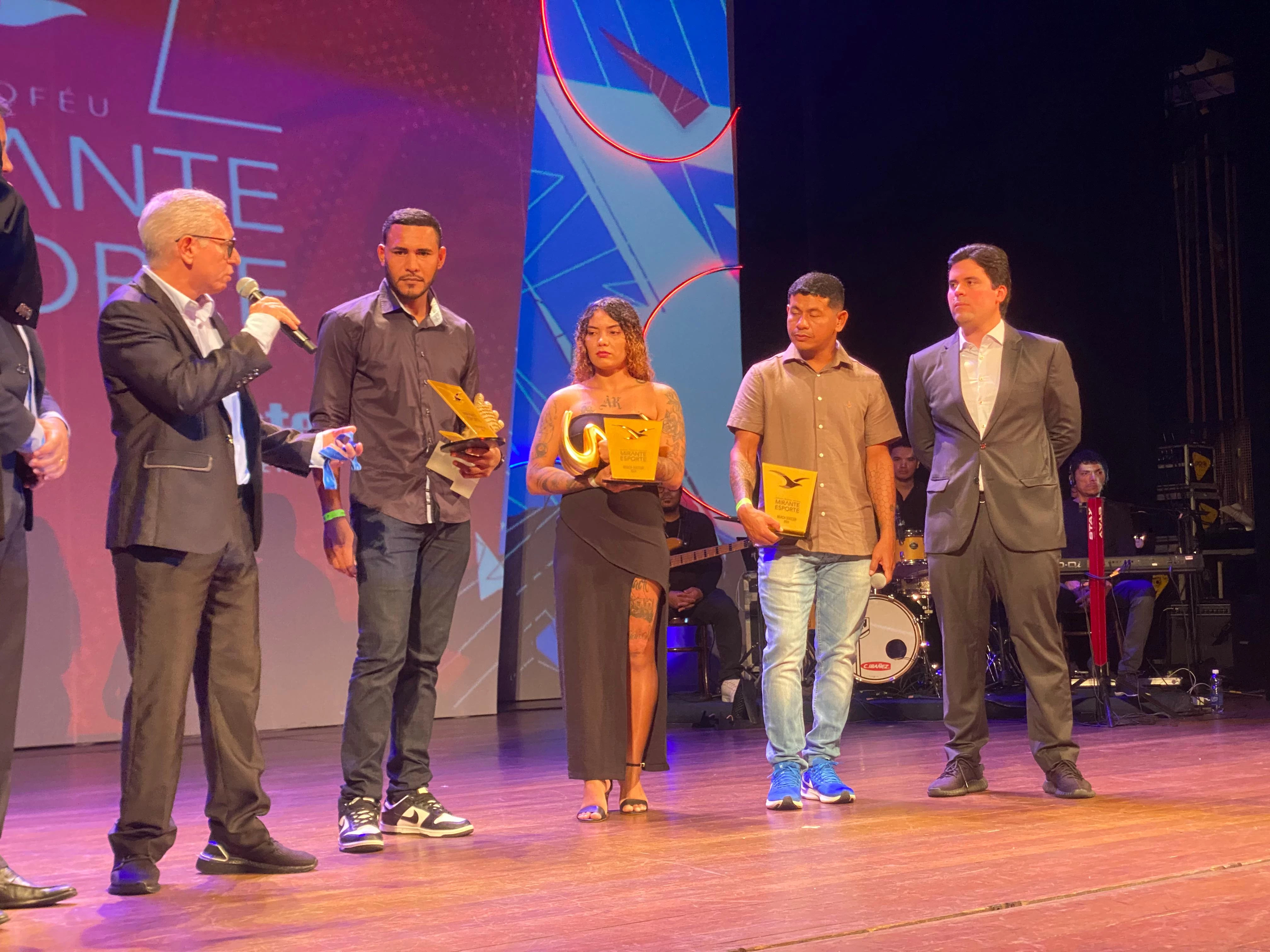 Atletas do beach soccer foram homenageados na cerimônia ( Foto - Divulgação / TV Mirante)