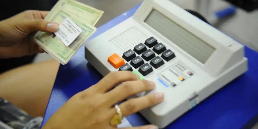 Eleitores podem verificar sua situação acessando o Portal do TSE ou na unidade da Justiça Eleitoral mais próxima.