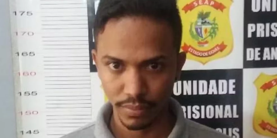 Segundo a investigação, em um intervalo de 15 dias, duas adolescentes, à época com 14 e 15 anos, que não se conheciam, foram abordadas logo após saírem da escola, pelo investigado, em um carro cinza.