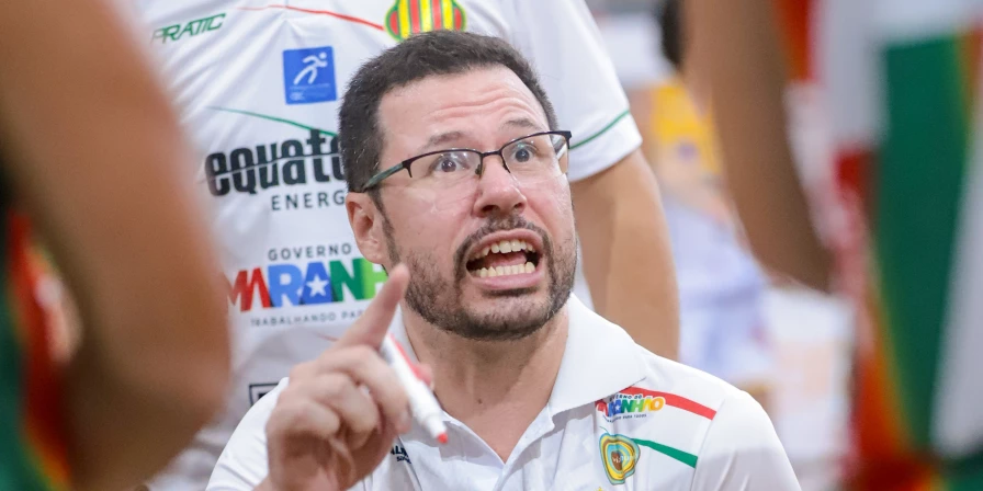 Bruno Guidorizzi orienta jogadoras do Sampaio Basquete.