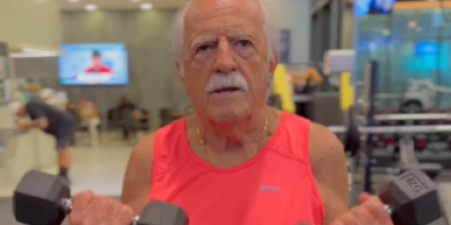Ary Fontoura durante treino na academia.
