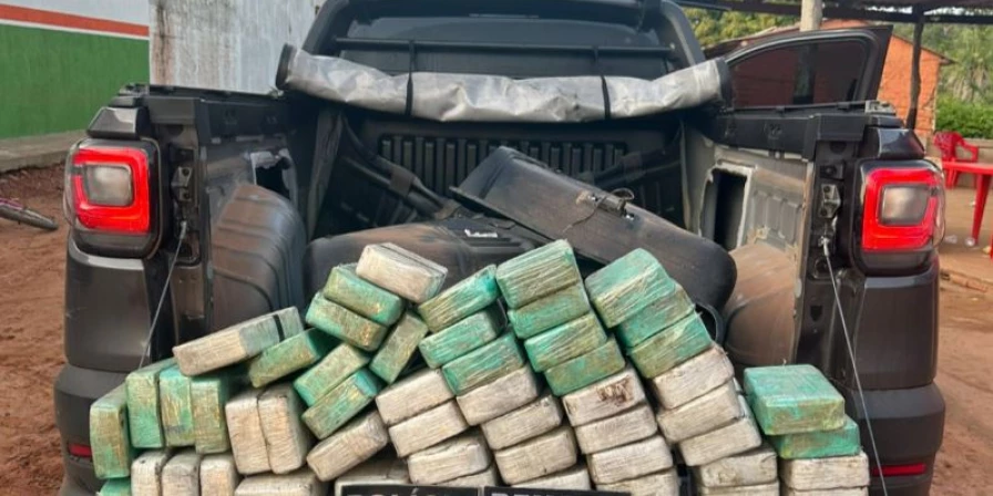 Droga era transportada escondida em fundo falso de veículo.
