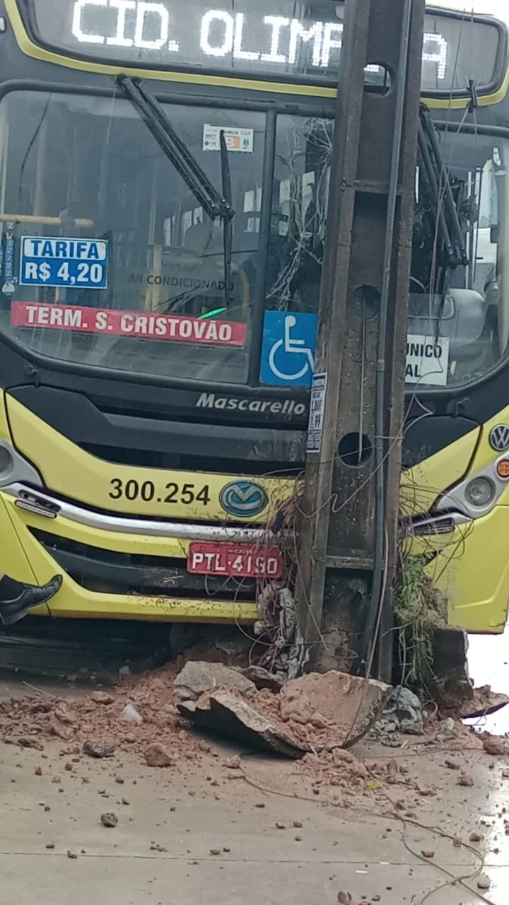 A colisão foi registrada por volta das 15h40. (Foto: reprodução)