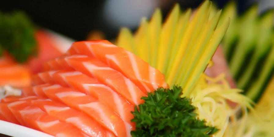 Sashimi de salmão.