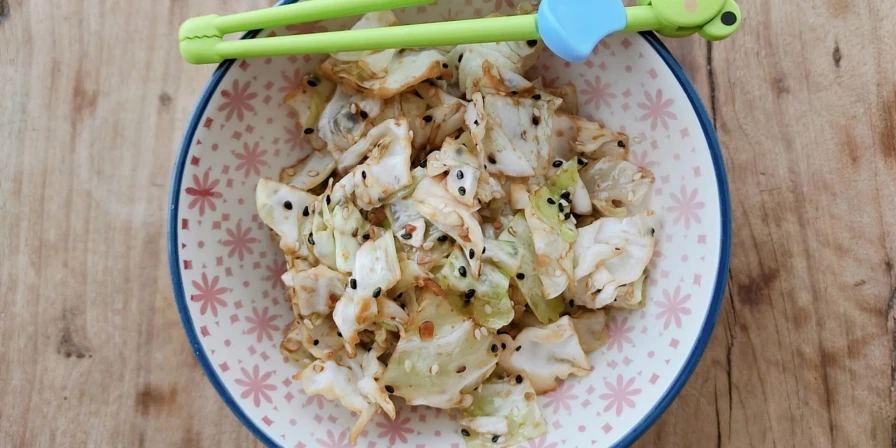 Salada de repolho com gergelim e shoyu.