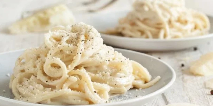 Macarrão Cacio e Pepe.