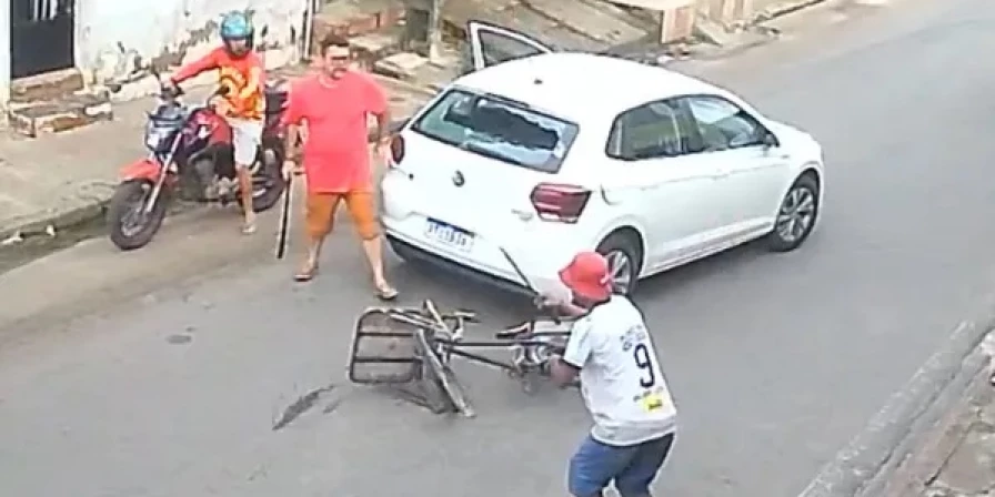 Durante a confusão, o motorista identificado como Augusto Braga e o ciclista, conhecido como Adenilton, se envolveram em uma briga armada com facões no meio da rua.