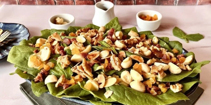 Essa salada fica perfeita acompanhada de pães, vinho e também de um arroz branco soltinho.