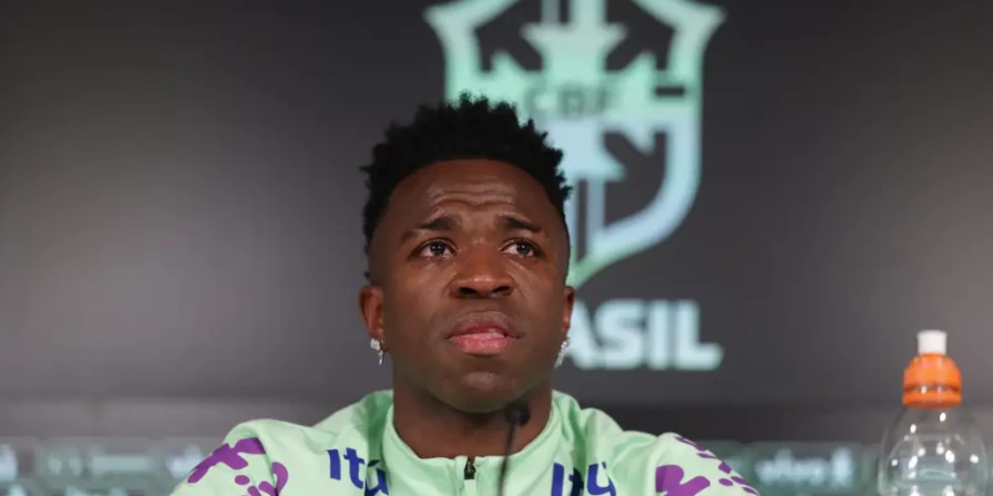 Ao longo da coletiva, Vini Jr chorou algumas vezes, a primeira delas ao abordar a forma como é tratado pela imprensa na Espanha.