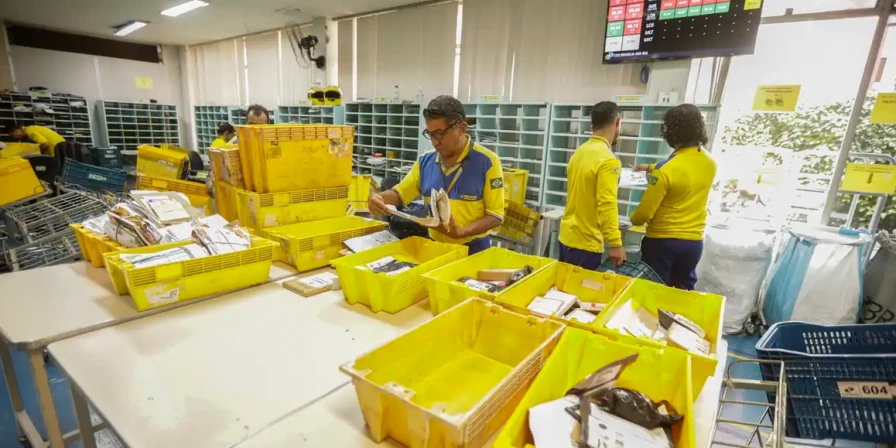 O salário inicial para Agente de Correios é de R$ 2.429,26 e para Analista de Correios, de R$ 6.872,48.