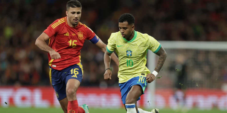 Lance do amistoso entre Espanha e Brasil, no Santiago Bernabéu.