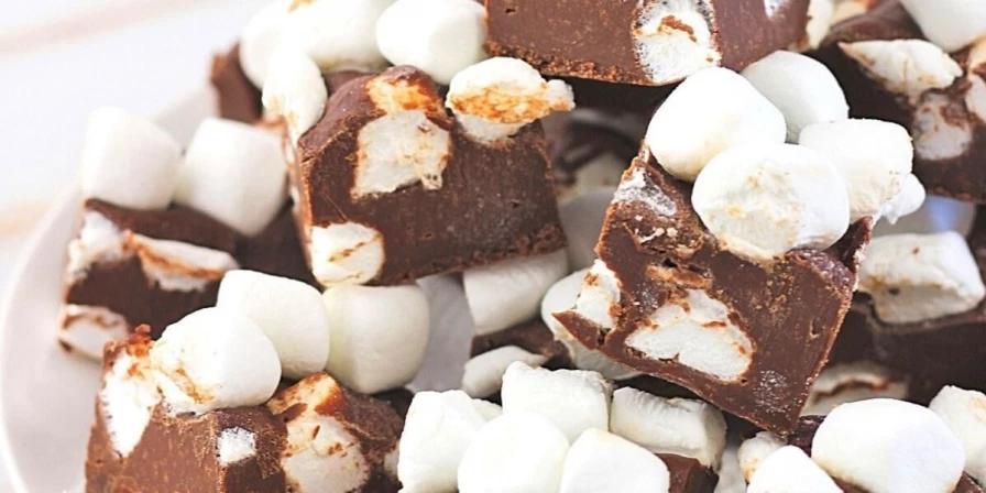 Fudge de chocolate com marshmallow.