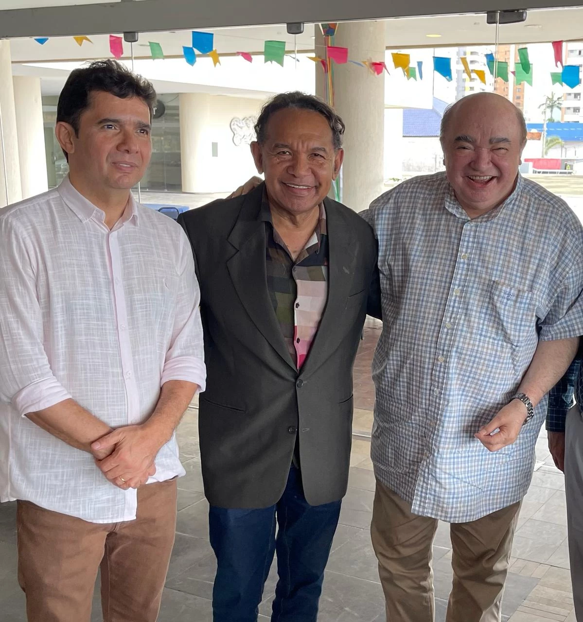 Felix Alberto Lima, que hoje está mudando de idade, ao lado de Salgado Maranhão, eleito na semana passada para suceder ao seu irmão Antonio Carlos Lima na cadeira 7 da AML, e o Repórter PH