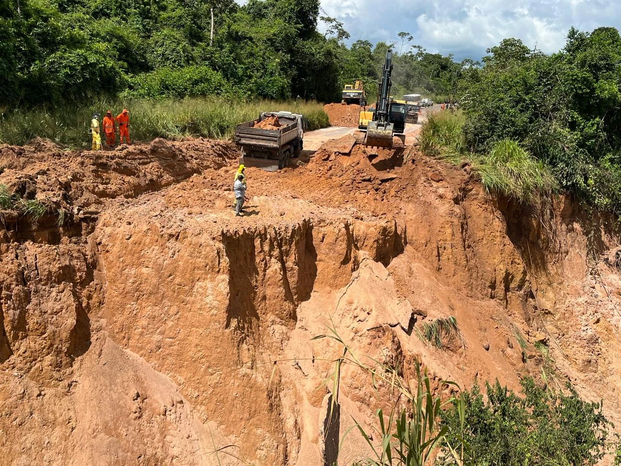 A cratera tem mais de 20 metros de largura. Foto: Divulgação/PRF