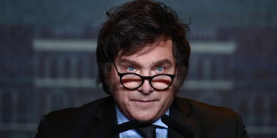 Presidente da Argentina, Javier Milei segue cortando gastos.