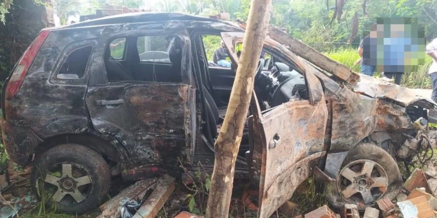 Carro bateu em muro na BR-402.