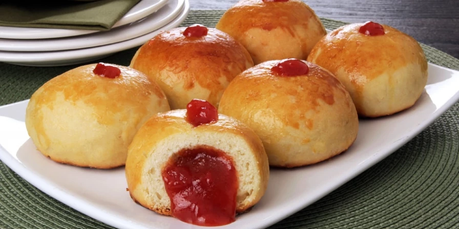 Pão Caseiro com recheio de goiabada.