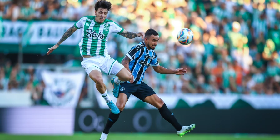 Lance do duelo entre Juventude e Grêmio, pelo Campeonato Gaúcho.