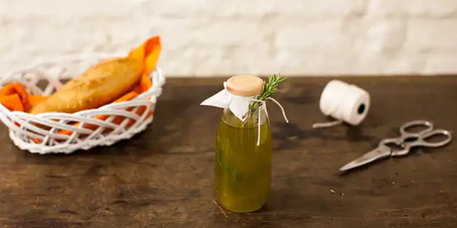 Azeite aromatizado com limão e alecrim.