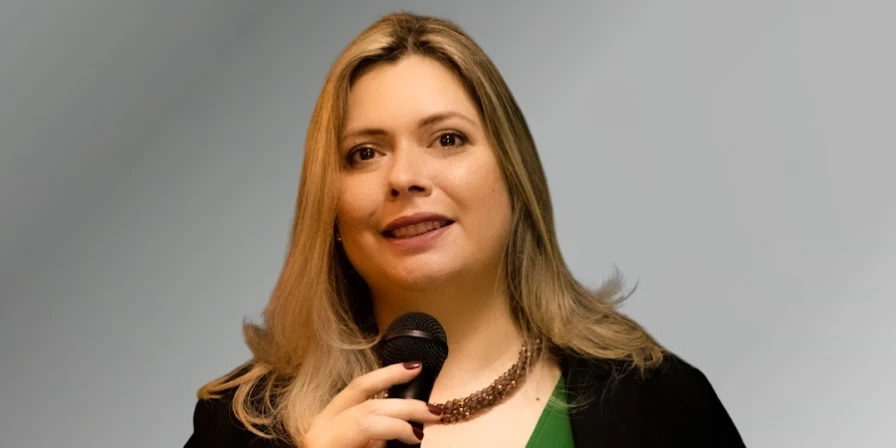 Autora do livro, Eloiza Limeira tem formação em Filosofia Clássica e Oratória pela Organização Internacional Nova Acrópole