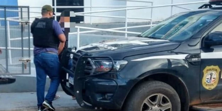 O preso foi conduzido à Delegacia de Polícia Civil, onde foi indiciado pelos crimes de injúria e tentativa de feminicídio.