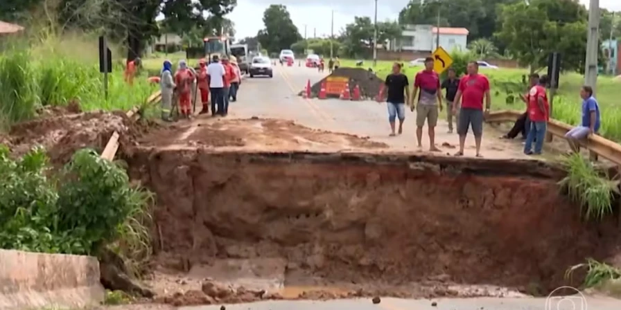 Uma semana após cratera abrir na BR-222, ponte cede em outro trecho da rodovia no Maranhão.