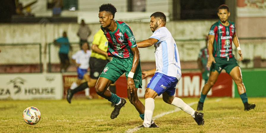 Lance da partida entre Pinheiro e Chapadinha, no Estádio Costa Rodrigues.