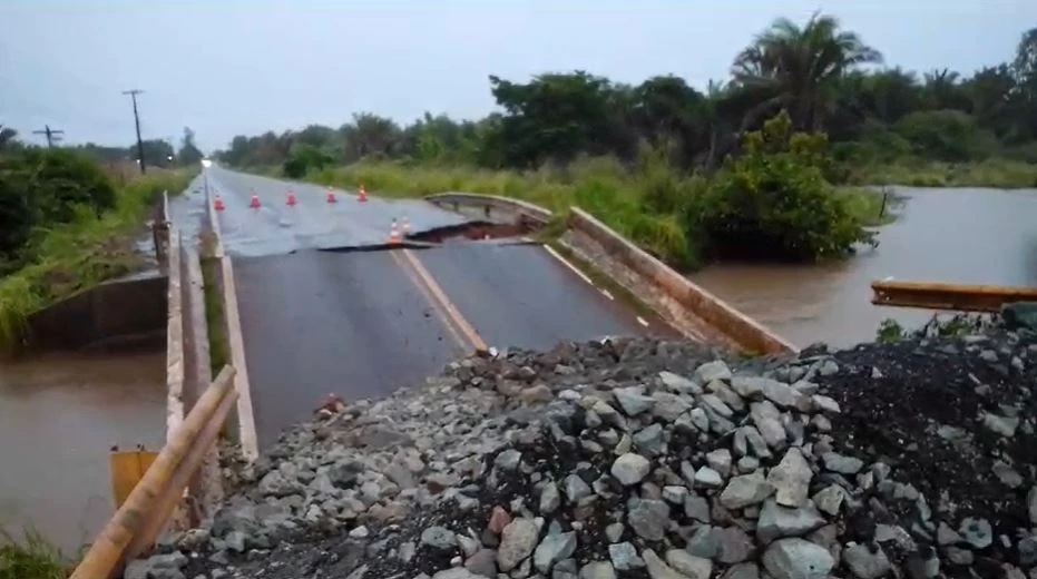 Ponte na BR-222 cedeu na segunda-feira (1º). (Foto: Reprodução/Redes sociais)