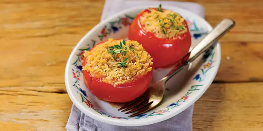 Tomate recheado com farofa de parmesão.