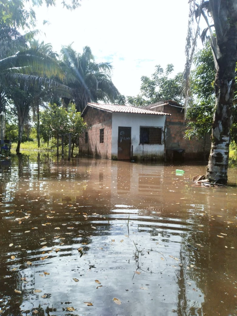 Famílias saíram de suas casas após cheia do riacho Cacau. (Foto: Divulgação)