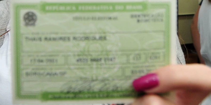 Caso a pendência não seja regularizada dentro do prazo, o eleitor poderá ter o título cancelado.