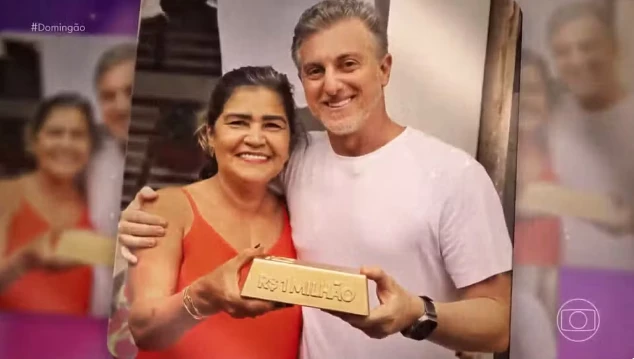 A professora Waldelice Maria recebeu R$ 1 milhão das mãos de Luciano Huck. Foto: Reprodução/TV Globo