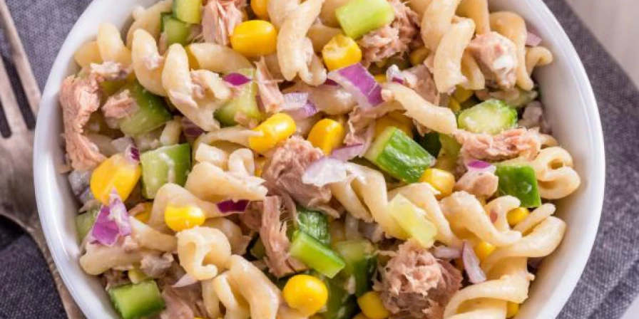 Esta receita combina a textura macia do macarrão com a riqueza e o sabor do atum.