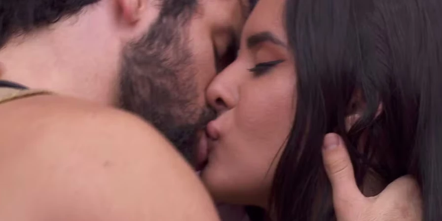 Isabelle e Matteus se beijam no BBB 24.