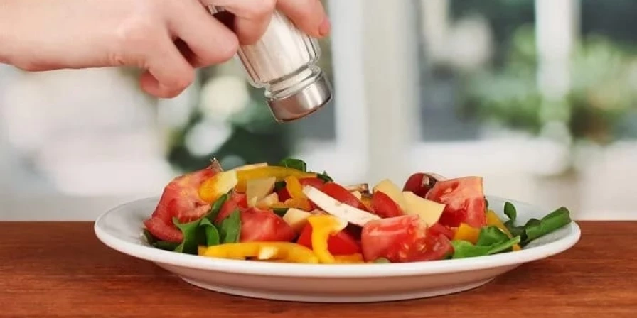 A nutricionista da Hapvida Notredame Intermédica, Elis Fernanda Algarves da Silva, destaca que o consumo excessivo de sal está relacionado a problemas como hipertensão arterial.