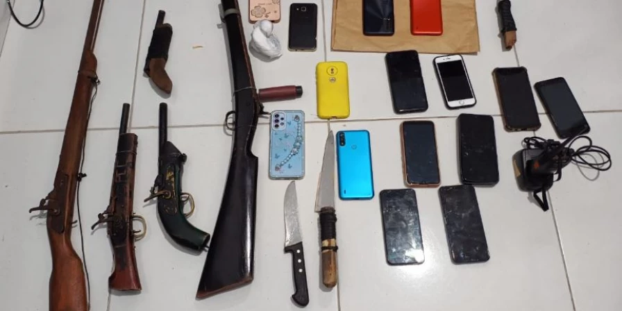 Os policiais apreenderam cinco armas de fogo de fabricação caseira.