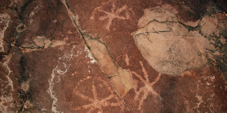 Iphan reconhece único sítio do mundo com pegadas de dinossauro em associação com arte rupestre.