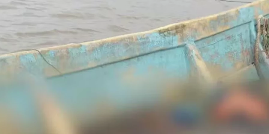 Embarcação é encontrada com vários corpos em decomposição.