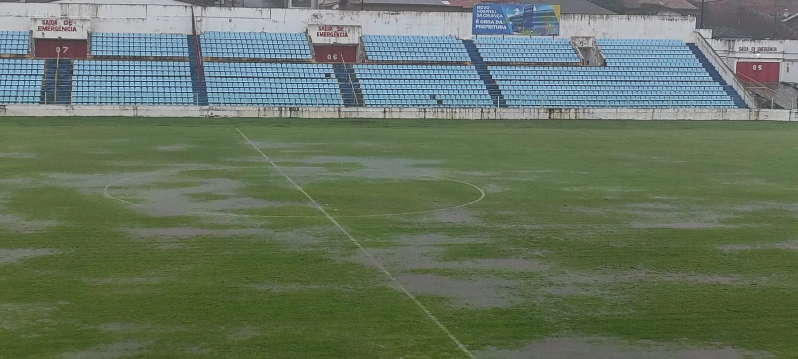 O gramado do Estádio Nhozinho Santos ficou impraticável por causa da chuva / Foto: Thiago Bastos