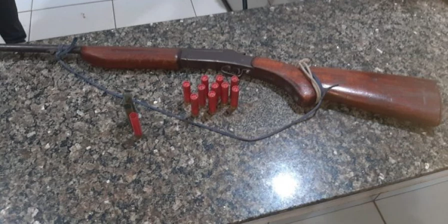 Uma espingarda calibre.32 com numeração suprida foi apreendida na residência do suspeito.