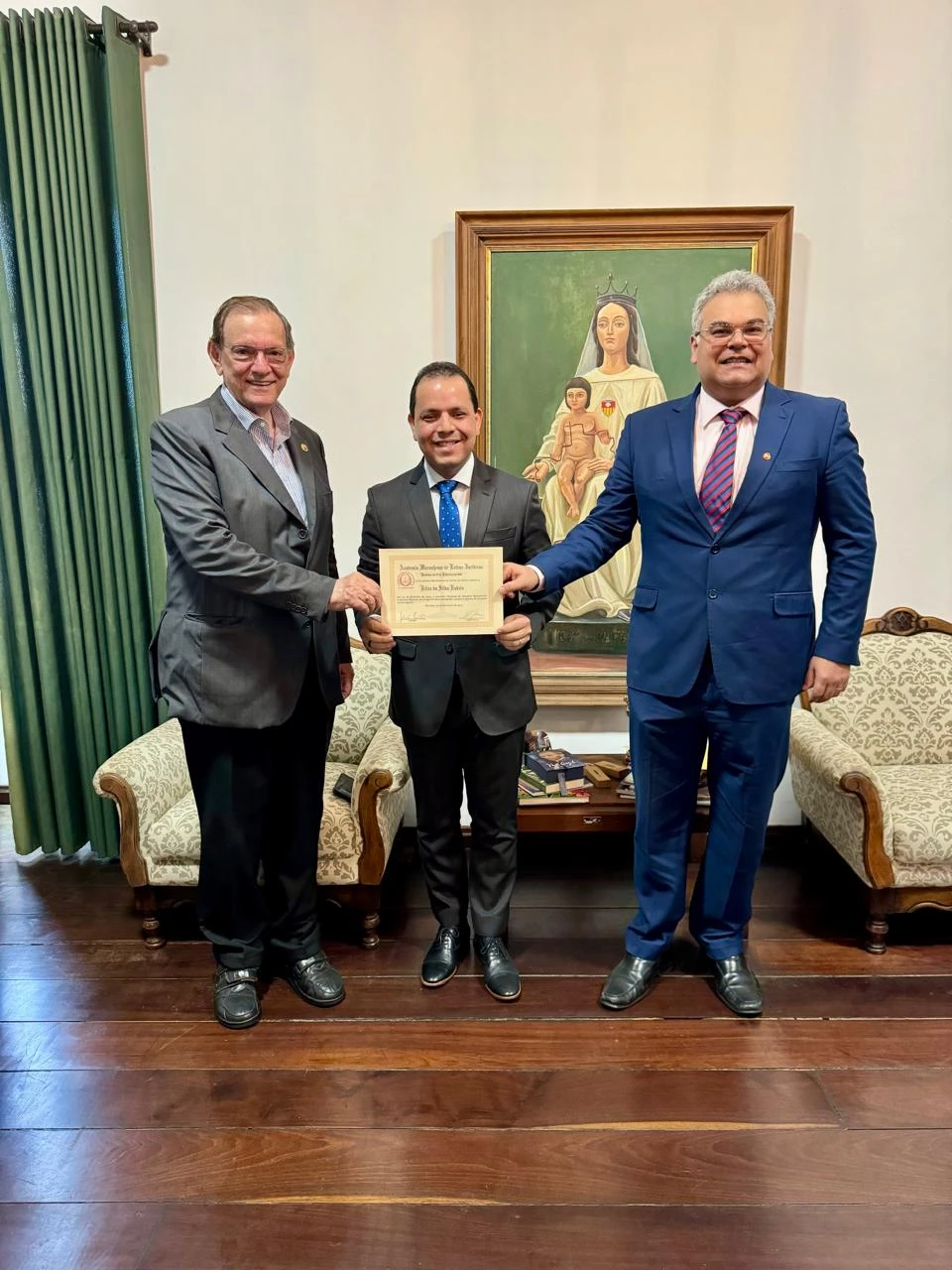 O presidente da Fundação da Memória Republicana Brasileira (FMRB), Kécio Rabelo, foi agraciado com certificado de membro benemérito da Academia Maranhense de Letras Jurídicas. Trata-se uma honraria que reconhece a relevância de seus projetos culturais e de preservação da história nacional desenvolvidos à frente da Fundação da Memória Republicana Brasileira. Na foto, Kécio entre Sérgio Tamer, primeiro diretor secretário da AMLJ, e Júlio Moreira, presidente da AMLJ