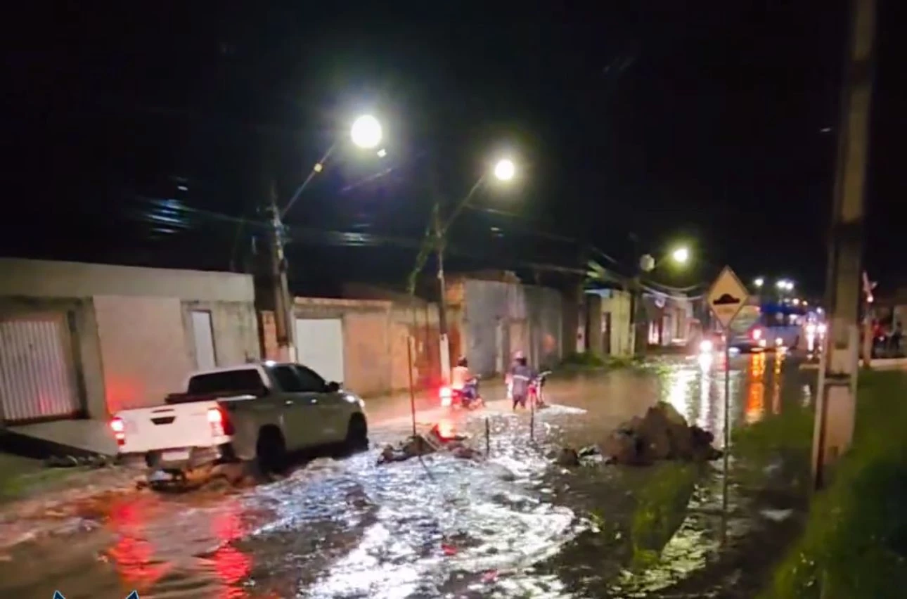 Avenida Liberdade, em Imperatriz, em dia chuvoso. (Foto: Luciano Terra Nova)