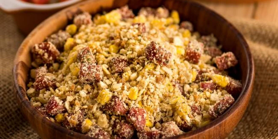 Farofa de couve com bacon.