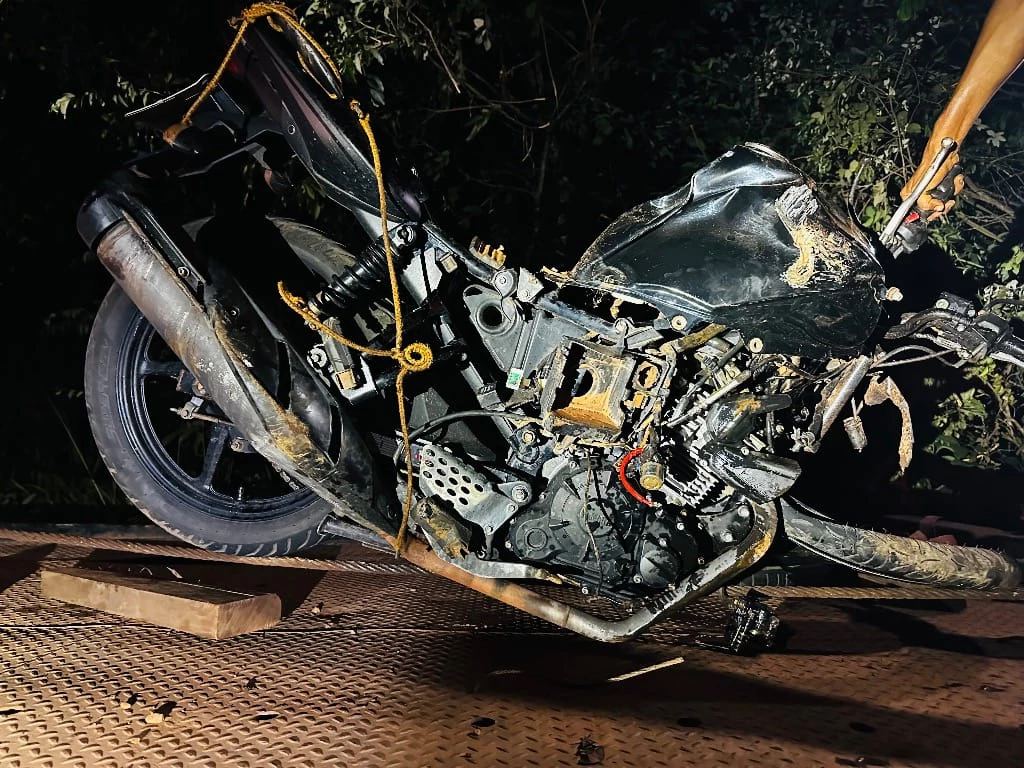 Moto se chocou contra caminhão. (Foto: Divulgação/PRF-MA)