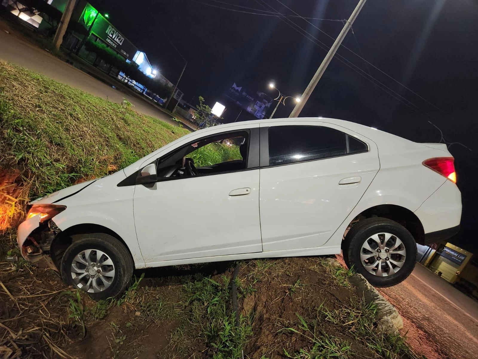Após sair da pista, motorista caiu com o veículo em vala às margens da rodovia. (Foto: Divulgação / PRF)