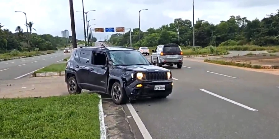 Veículo ficou com a lateral parcialmente destruída.