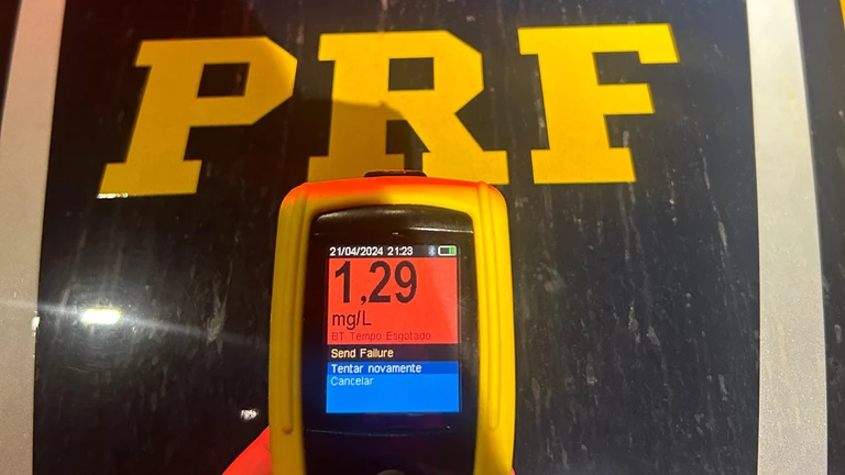 O teste de alcoolemia realizado indicou um valor de 1,29 miligramas de álcool por litro de ar expelido pelos pulmões. (Foto: Divulgação / PRF)