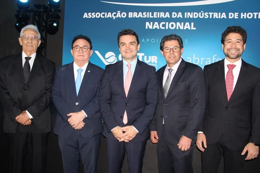 Armando Ferreira entre Jeová Barbosa (empreendedor hoteleiro), Manoel Linhares (presidente da ABIH nacional), Celso Sabino (ministro do Turismo) e Patrick Corrêa (Ministério do Turismo) (Foto: Paulo Atzingen / Diário do Turismo)